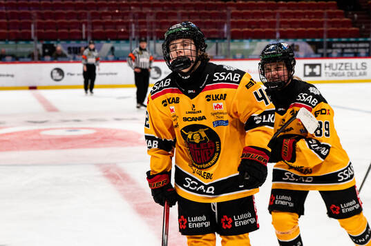Luleås Viivi Vainikka och Inez Nygren jublar