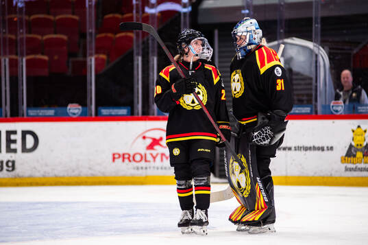 Brynäs Celine Tedenby och målvakt Ena Nystrøm deppar
