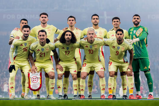 Players of Spain pose for a team picture