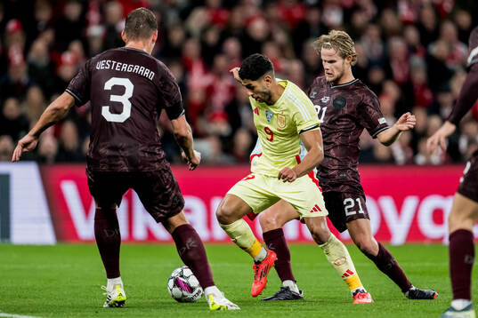 Ayoze Perez of Spain and Morten Hjulmand of Denmark