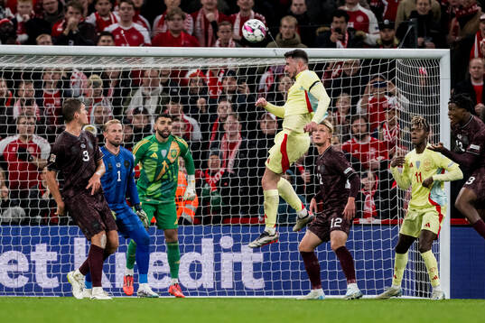 Kasper Schmeichel of Denmark and David Raya of Spain