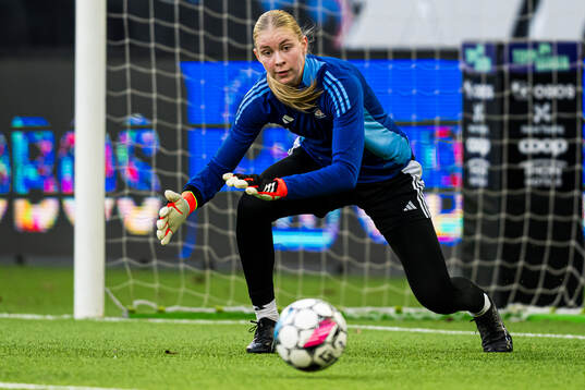 Thiril Erichsen of Vålerenga warms up