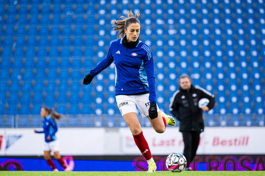 Emma Stølen Godø of Vålerenga warms up