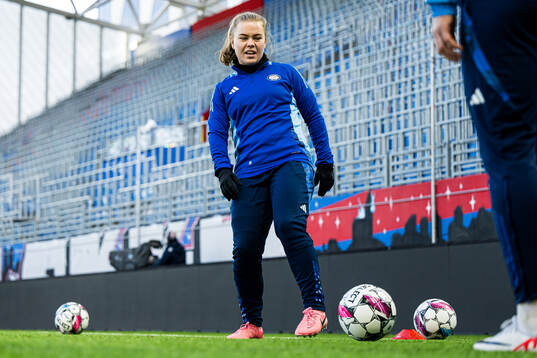 Olaug Tvedten of Vålerenga warms up