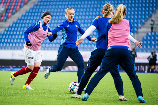 Tomine Enger of Vålerenga warms up