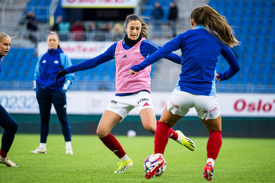 Emma Stølen Godø of Vålerenga warms up