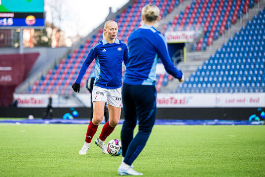 Sara Iren Hørte of Vålerenga warms up