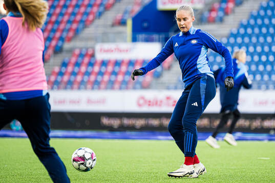 Iselin Sandnes Olsen of Vålerenga warms up