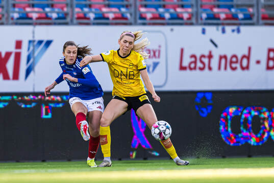 Emma Stølen Godø of Vålerenga and Asdis Karen