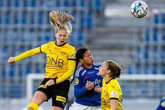 Mille Ivi Christensen of LSK Kvinner and Ylinn Tennebø of