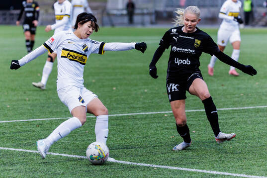 AIKs Haruna Tabata och Umeås Alva Eriksson