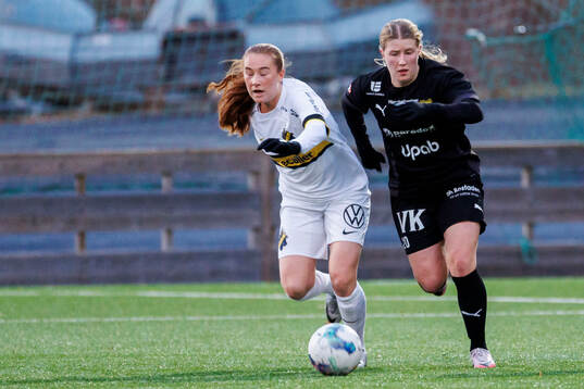 AIKs Ella Reidy och Umeås Stina Andersson