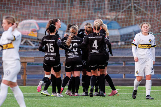 Umeås Alexandra Sandström jublar med lagkamrater
