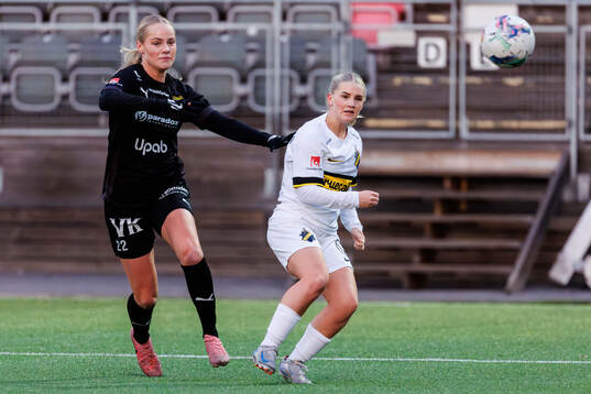 Umeås Tyra Eriksén och AIKs Daniella Famili