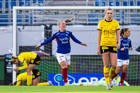 Sædis Run Heidarsdottir of Vålerenga celebrates