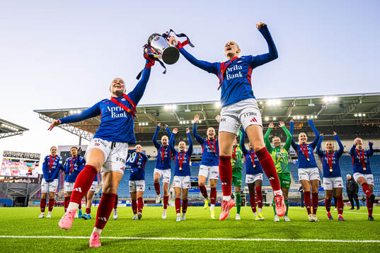 Olaug Tvedten and Karina Sævik of Vålerenga celebrates