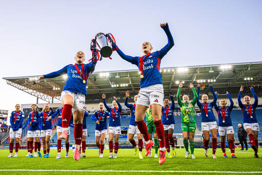 Olaug Tvedten and Karina Sævik of Vålerenga celebrates