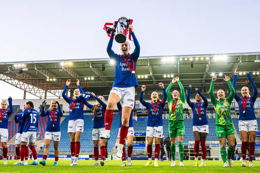 Sara Iren Hørte of Vålerenga celebrates with the trophy