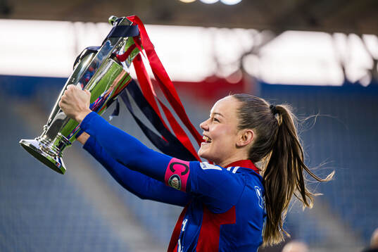 Janni Thomsen of Vålerenga celebrates with the trophy