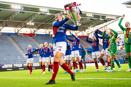 Michaela Kovacs of Vålerenga celebrates with the trophy