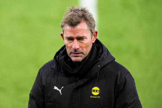 André Bergdølmo, head coach of LSK Kvinner, looks dejected