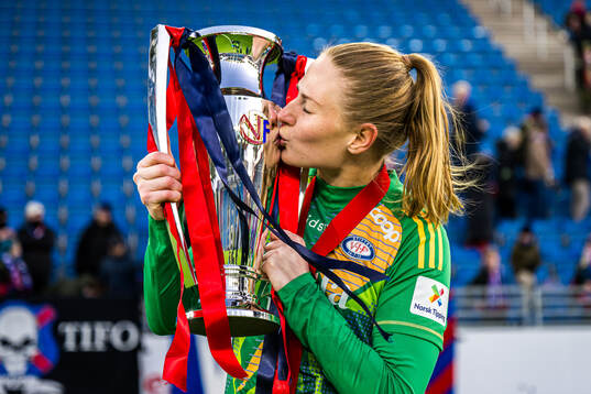 Tove Enblom of Vålerenga celebrates with the trophy