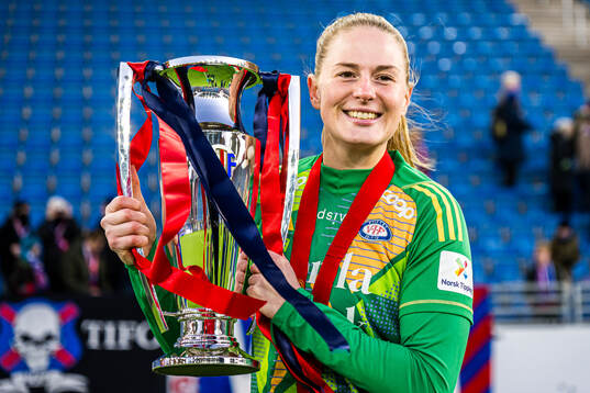 Tove Enblom of Vålerenga celebrates with the trophy