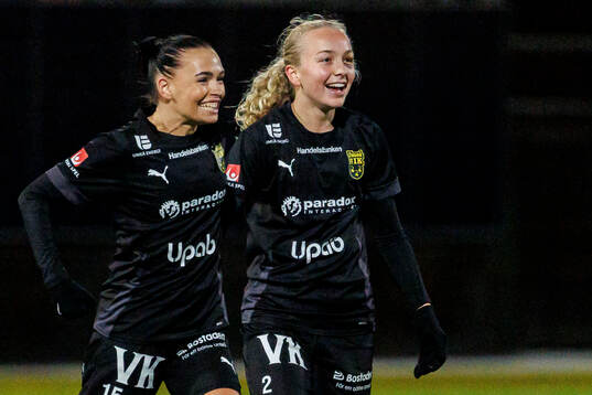Umeås Frida Läteenmäki och Tilda Sörlén jublar