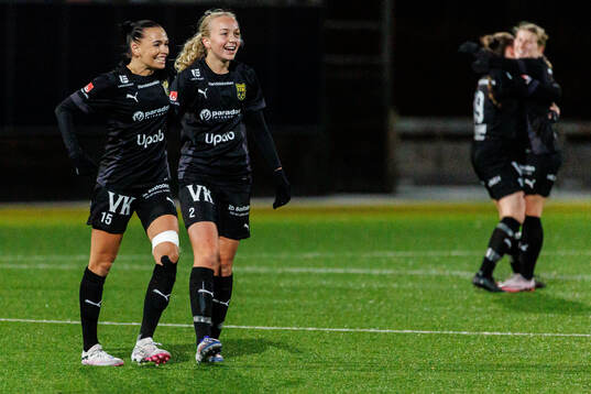 Umeås Frida Läteenmäki och Tilda Sörlén jublar