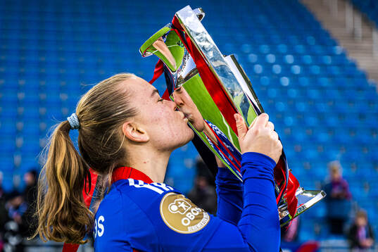 Olaug Tvedten of Vålerenga celebrates with the trophy