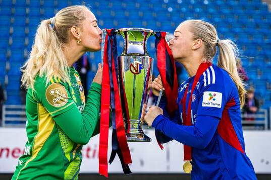 Pia Grinde-Hansen and Tomine Enger of Vålerenga celebrates