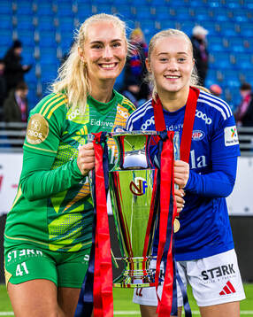 Pia Grinde-Hansen and Tomine Enger of Vålerenga celebrates