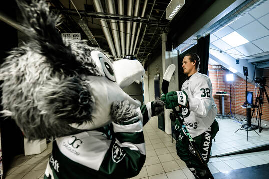 Färjestads maskot Ture Varg och Färjestads Magnus Nygren