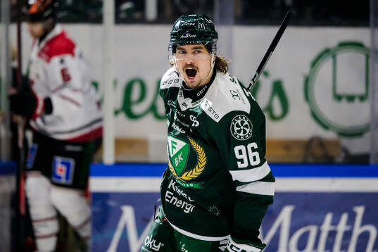 Färjestads David Tomasek jublar