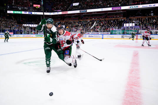 Färjestads David Tomasek och Örebros Emil Larsson