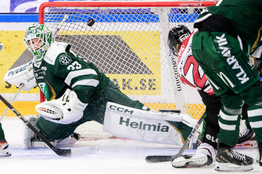 Örebros Noah Steen gör 1-1 bakom Färjestads målvakt