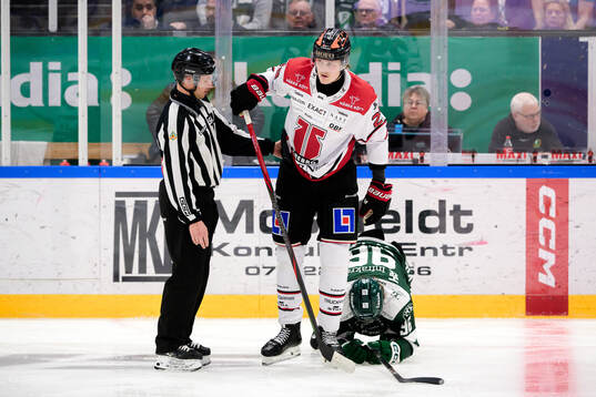 Örebros Milton Oscarson och Färjestads David Tomasek