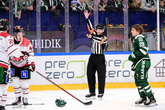 Örebros Melvin Fernström blir utvisad av Domare Alexander