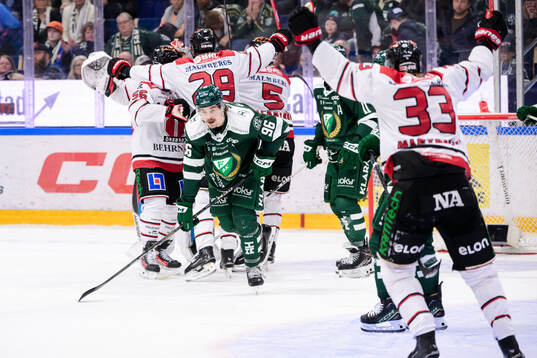 Örebros spelare jublar samtidigt som Färjestads David