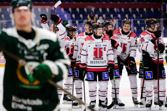 Örebros Glenn Gustafsson jublar med lagkamrater