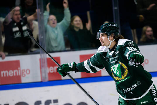 Färjestads David Tomasek jublar