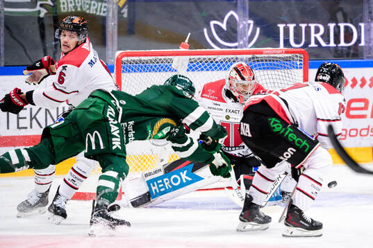 Örebros Filip Berglund och målvakt Jonas Arntzen