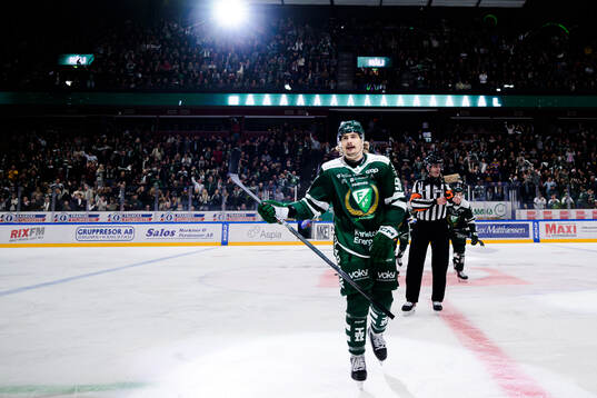 Färjestads David Tomasek jublar