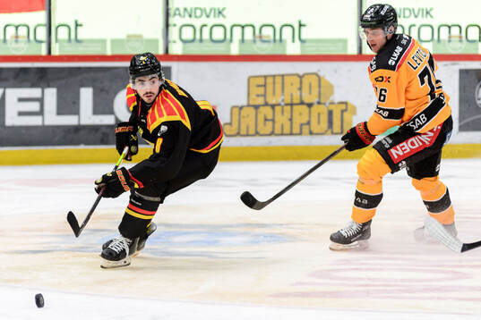 Brynäs Bobby Trivigno och Luleås Anton Levtchi