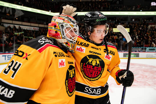 Luleås målvakt Joel Lassinantti och Isac Hedqvist jublar