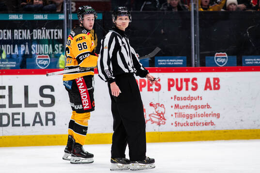 Luleås Pontus Andreasson lämnar isen