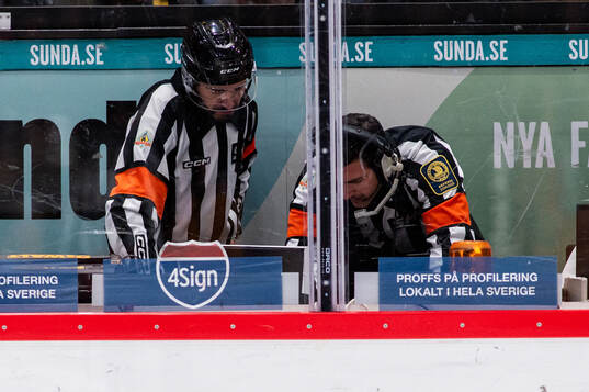 Domare Mattias Enroth och Domare Kristoffer Folkstrand
