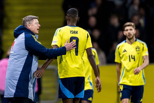 Head coach Jon Dahl Tomasson and Alexander Isak of Sweden