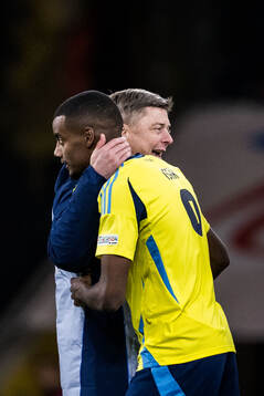 Alexander Isak and head coach Jon Dahl Tomasson of Sweden
