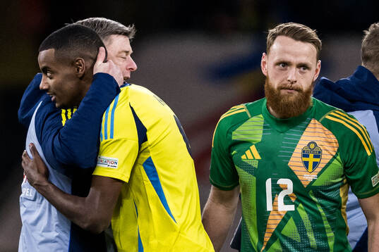 Alexander Isak and head coach Jon Dahl Tomasson of Sweden